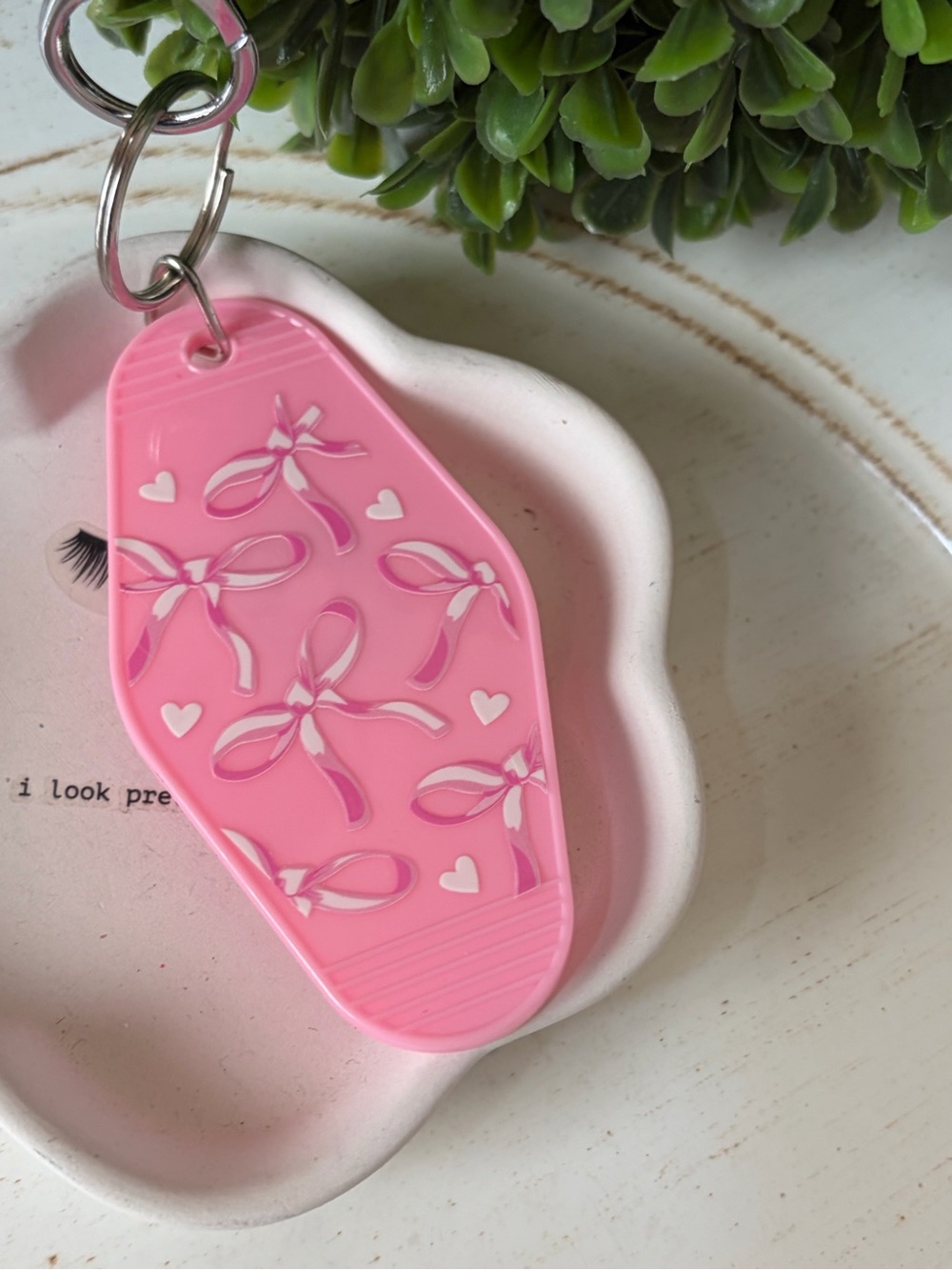 🩵 Pink bow embellished key chain